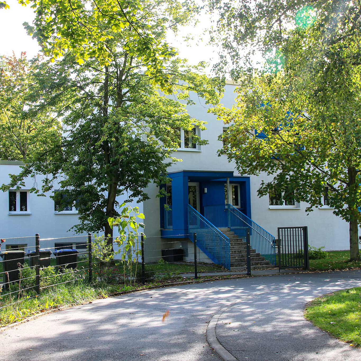 Außenansicht weißes Haus mit blauen Eingang Wilhelm-Firl-Straße 4.