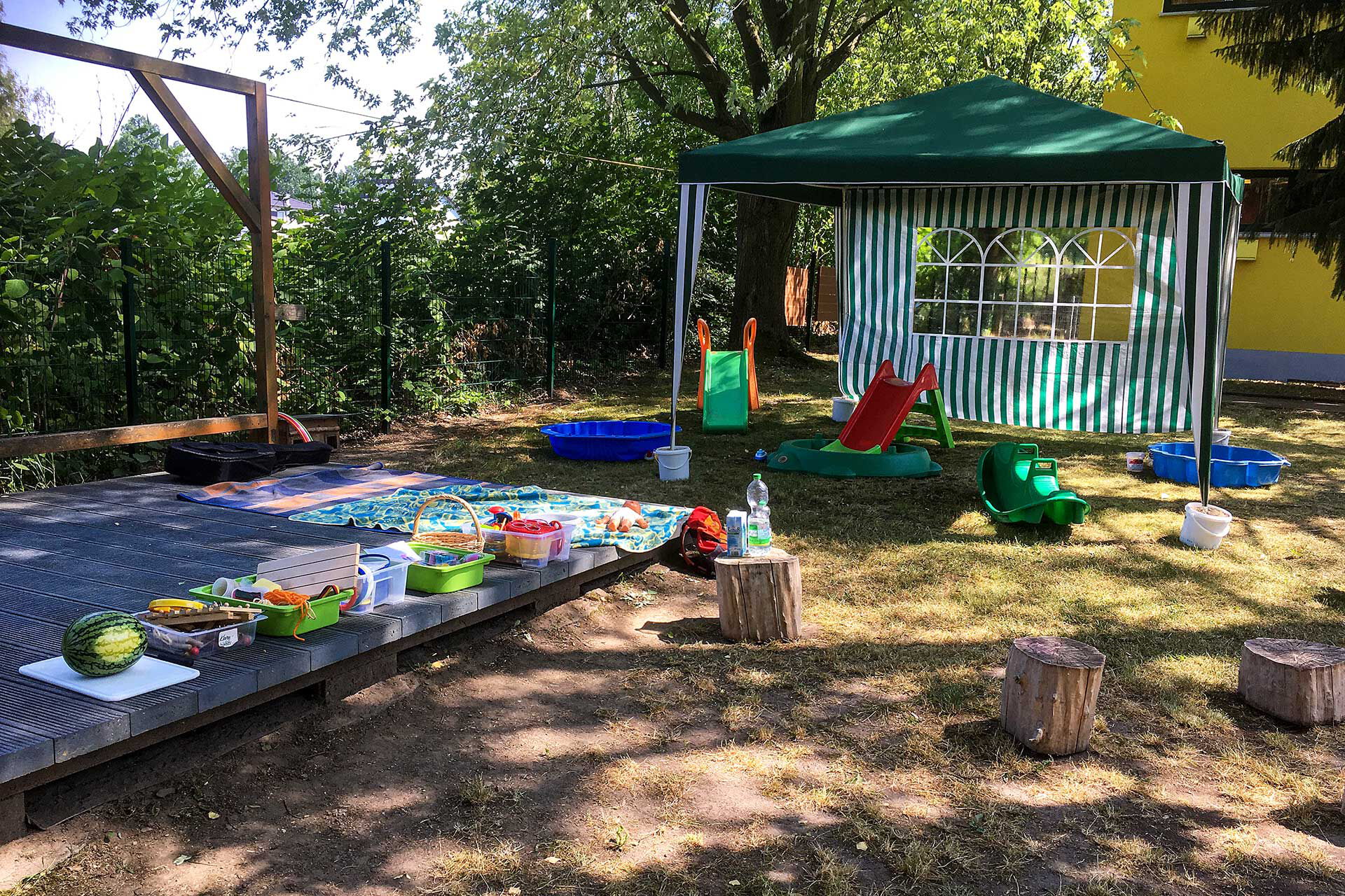 Im Außenbereich sind drei kleine Bademöglichkeiten für Kleinkinder aufgestellt.