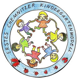 Logo Kindergartenmodell Das Logo der Kindertageseinrichtung Erstes Chemnitzer Kindergartenmodell in Form eines blauen Kreises in deren Mitte fünf Kinder eine Kette bilden.