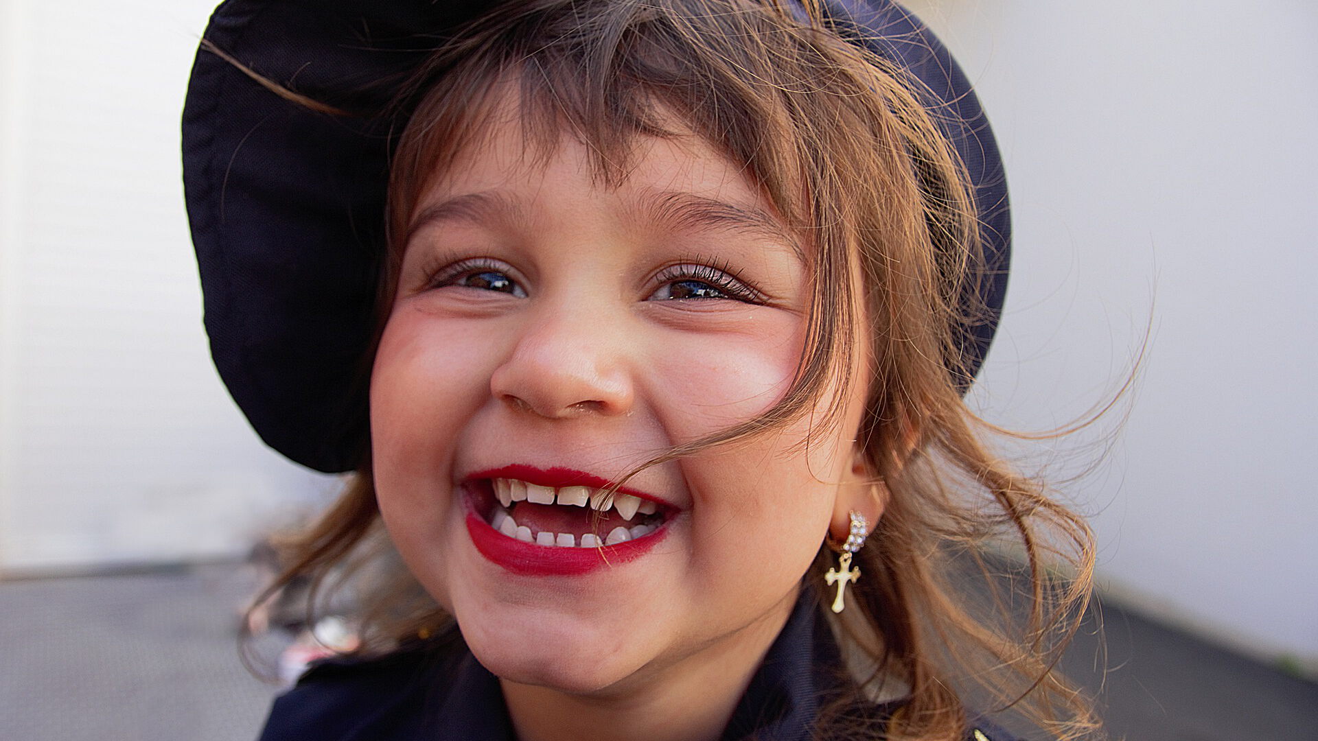 Ein lachendes Mädchen freut sich auf das stattfindende Theatercamp 2021.