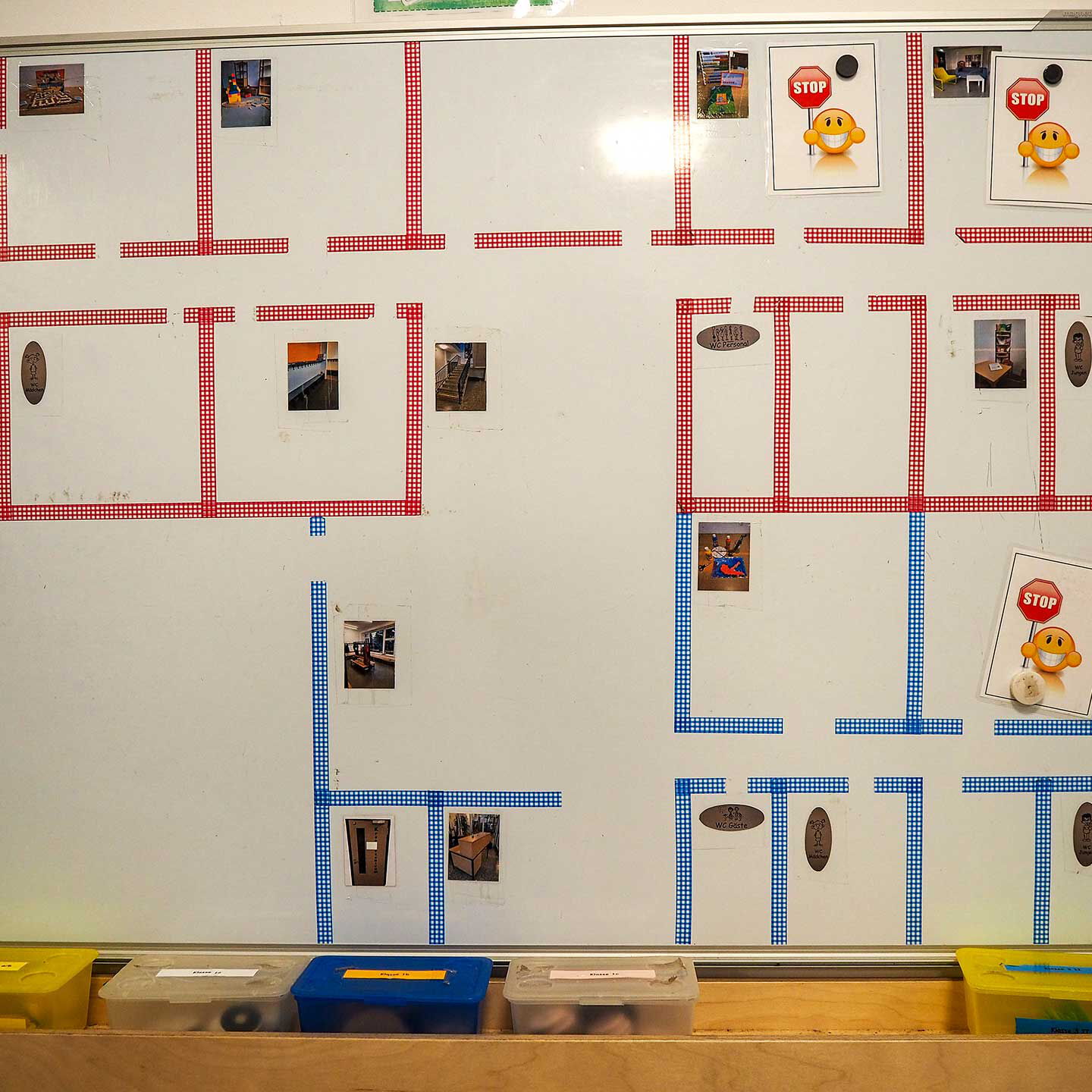 Auf der Magnetpinnwand sind die einzelnen Räume zu sehen und die Kind müssen ihren Magneten an die jeweiligen Orte anheften.
