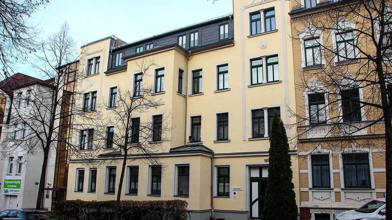 Die vierstöckige Hausansicht der Jugendwohngemeinschaft GA3.